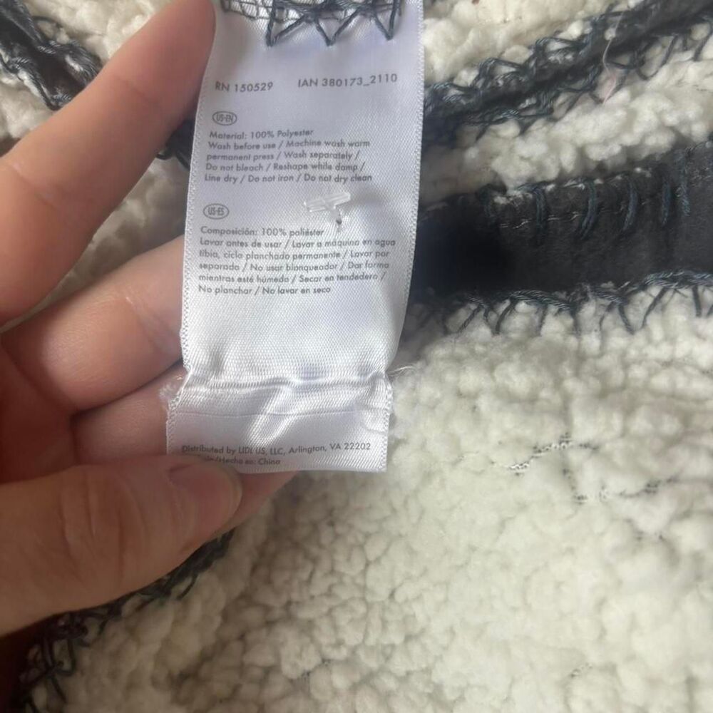 Gray blanket - Picture 3 of 3